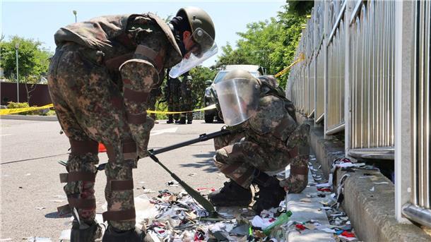 Müll per Ballon: Streit zwischen Nord- und Südkorea Südkoreanische Soldaten in Schutzkleidung untersuchen Müll aus einem aus Nordkorea entsandten Ballon.