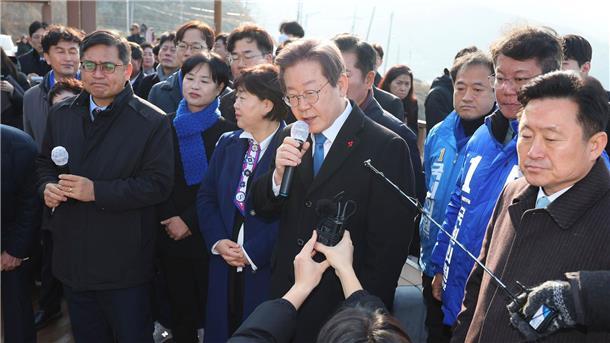 Südkoreas Oppositionsführer Lee bei Messerangriff verletzt Südkoreas Oppositionschef Lee Jae Myung (M) spricht auf der Baustelle eines neuen Flughafens.