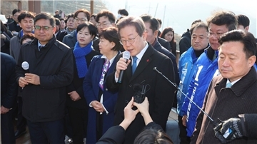 Südkoreas Oppositionschef Lee Jae Myung (M) spricht auf der Baustelle eines neuen Flughafens.