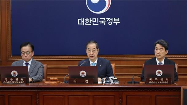 Südkoreas Premierminister Han Duck-soo spricht während einer Kabinettssitzung im Regierungskomplex in Seoul.