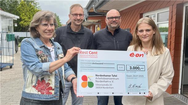Finanzspritze für Nordenham: Eon und Mitarbeiter helfen Tafel Süntka Janßen (links vorne) und Michelle Börjes vom Arbeitslosenzentrum freuten sich am Donnerstag über den symbolischen Scheck, den die Betriebsratsvorsitzenden Hartmut Hinck (links hinten) und Hans-Joachim Denker mit im Gepäck hatten.