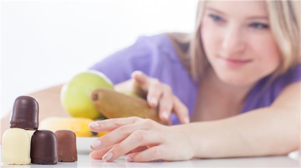Süßigkeiten oder Obst? Nicht jeder Snack ist automatisch ungesund.