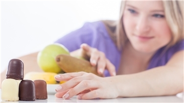 Süßigkeiten oder Obst? Nicht jeder Snack ist automatisch ungesund.