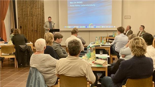 Superintendent Carsten Stock spricht zu den Teilnehmern der Kirchenkreissynode in Selsingen.