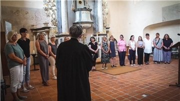 Superintendentin Jutta Rühlemann hat in der Klosterkirche St. Marien in Lilienthal mehrere Mitarbeiterinnen in den angeschlossenen Kindertagesstätten für ihre langjährige Treue von 10, 20, 30 oder 40 Jahren geehrt.