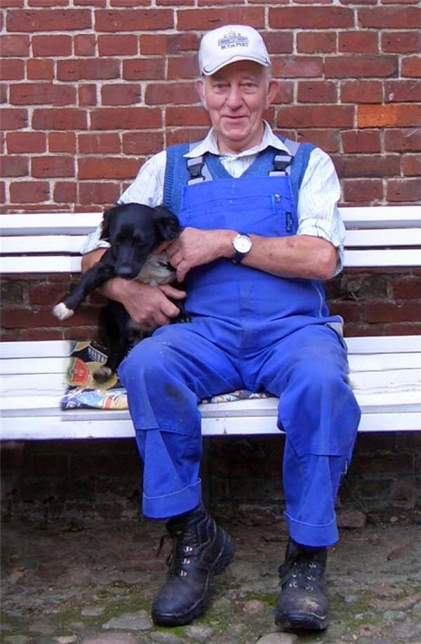 Grußbrücke: Bekannte und Verwandte an Covid verloren Susanne Bells Vater Hans-Dieter Huelseberg verstarb dieses Jahr. Unter dem Verlust hat auch Hund Blacky gelitten.