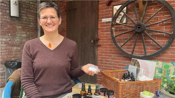 Frau mit Kosmetika