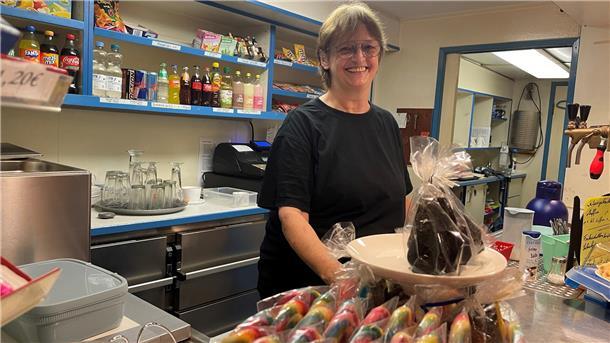 Frau im Bistro