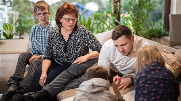 Susanne Schmidt hat drei Pflegekinder, eins davon ist ihr erwachsener Sohn David (Zweiter von rechts).