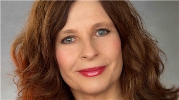 Eine Frau mit rötlichen Haaren. 