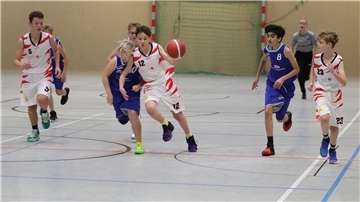 Die Nordenhamer Nachwuchs-Basketballer (weiße Trikots) entwickeln sich laut Abteilungsleiter Malte Seltmann gut.