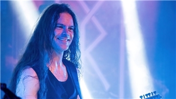 Es ist der Gitarrist Sven Lüdke der Band Mob Rules zu sehen, der im Scheinwerferlicht auf der Bühne in der Jahnhalle in Nordenham steht.  