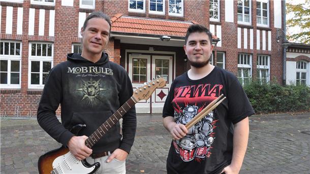 Sven Lüdke (links) und Jan Kohrt sind beide Musiker. Und beide arbeiten sie in der Jahnhalle. Dort geben sie am 26. November ein Konzert. Gitarrist Sven Lüdke stellt mit einem Trio, zu dem auch Jan Kohrt gehört, eigene Kompositionen vor. Der Schlagzeuger Jan Kohrt tritt zudem mit der niederländischen Band Abraham Sarache auf.