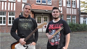 Sven Lüdke (links) und Jan Kohrt sind beide Musiker. Und beide arbeiten sie in der Jahnhalle. Dort geben sie am 26. November ein Konzert. Gitarrist Sven Lüdke stellt mit einem Trio, zu dem auch Jan Kohrt gehört, eigene Kompositionen vor. Der Schlagzeuger Jan Kohrt tritt zudem mit der niederländischen Band Abraham Sarache auf.