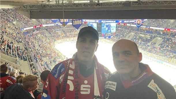 Pinguins-Fans on Tour: Per Sonderzug nach Mannheim - Her mit den Punkten (Update 28) Sven Popp (r.) mit Kumpel Tobi.