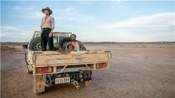 Svenja (Anneke Kim Sarnau), Kalti (Aaron Pedersen) und sein Sohn Jack (Tjiirdm McGuire, M) im australischen Outback.