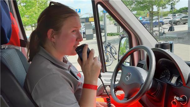 Sanitätshelferin Svenja Wiedenhoeft am Lenkrad des Krankentransportwagens.