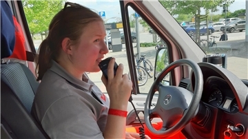 Sanitätshelferin Svenja Wiedenhoeft am Lenkrad des Krankentransportwagens.