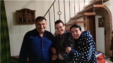 Svitlana mit ihrem Vater Alexander und Mutter Valentina. Die drei sind glücklich, sich wiederzusehen. Der Verein Lebenswunsch hat geholfen, dass die Eltern aus der Ukraine ihre todkranke Tochter in der Wesermarsch besuchen konnten.