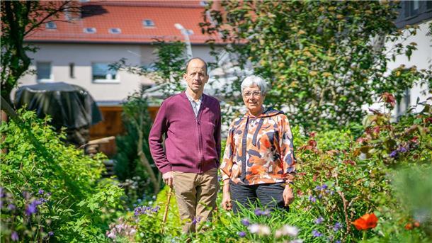 Offene Gartenpforte 2023: Diese 30 Gärten in der Region können besucht werden Sybille Böschen und Hubert Paetz vom Grünen Kreis Bremerhaven sind voller Vorfreude auf die Aktion „Offene Gartenpforte“. Foto: Hartmann