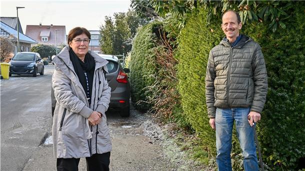 Sybille Böschen und Hubert Paetz vom Grünen Kreis stehe am Straßenrand.