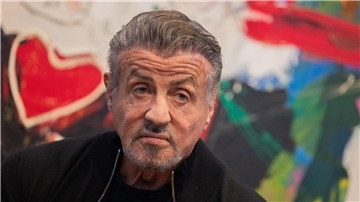 Sylvester Stallone im Dezember 2021 im Osthaus Museum Hagen vor einem seiner Gemälde.