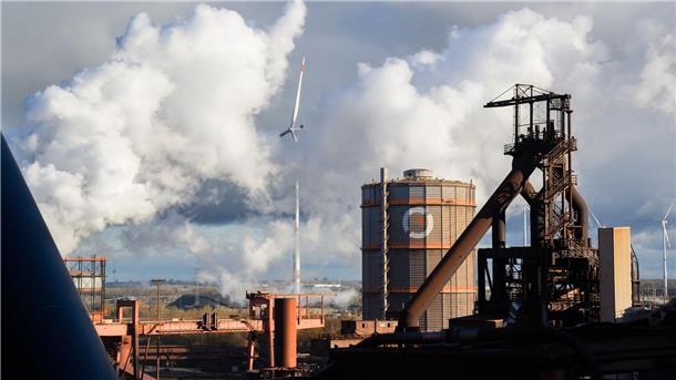 Stahlindustrie braucht Energiewirtschaft - und umgekehrt Symbol für die Zukunft? Ein Windrad auf dem Gelände der Salzgitter AG.