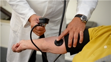 Symbolbild: Ein Hausarzt misst in seiner Praxis einer Patientin den Blutdruck. Die Versorgung in der Region ist laut Kassenärztlicher Vereinigung relativ stabil. Eine Landarztquote könnte helfen. Foto: Bernd Weißbrod/dpa