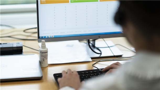 Gesundheitsamt Cuxhaven: Risikopatienten sollen eigenverantwortlich in Quarantäne Symbolbild: Ein Mitarbeiter des Gesundheitsamtes zur Kontakt-Nachverfolgung sitzt im Contact Tracer Zentrum an einem Computern.