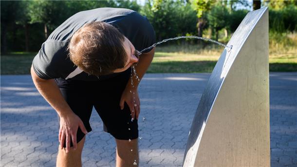 Symbolbild: Ein Sportler trinkt Wasser an einem öffentlichen Trinkwasserspender. Kommen solche Spender auch in Bremerhaven?