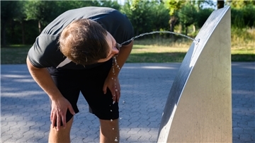 Symbolbild: Ein Sportler trinkt Wasser an einem öffentlichen Trinkwasserspender. Kommen solche Spender auch in Bremerhaven?