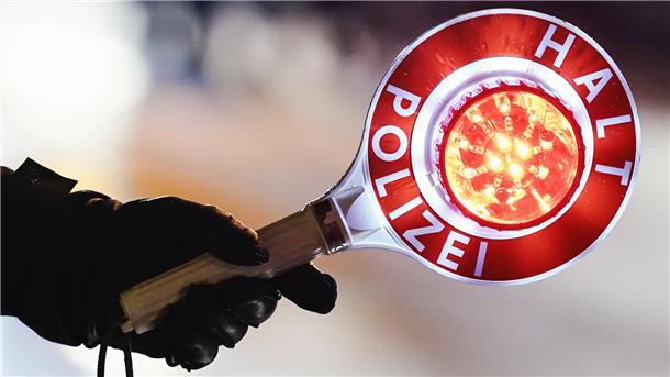 Polizist mit Kelle