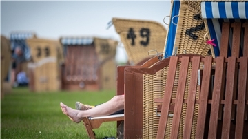 Symbolbild Tourismus an der Wurster Nordsee-Küste in Wremen am Strandabschnitt.