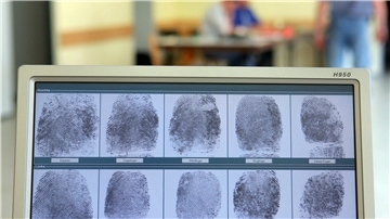 Symbolfoto: Auf einem Computerbildschirm sind die Fingerabdrücke von einem Mann zu sehen.