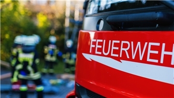 Feuerwehrmann aus der Wesermarsch verliert bei Brand alles: So kann man helfen Ein Feuerwehrauto, im Hintergrund Feuerwehrleute