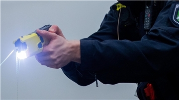 Symbolfoto: Ein Polizist nutzt einen Taser.