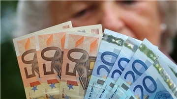 Symbolfoto: Eine Rentnerin hält verschiedene Euroscheine in ihren Händen.