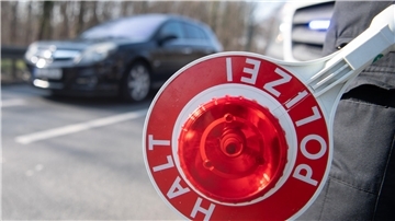 Autokorso in Nordenham: Haben Bremerhavener während der Fahrt geschossen? Kelle und Auto