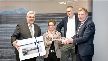 Schlüsselübergabe: Bremerhavens Oberbürgermeister Melf Grantz, (von links), Häfensenatorin Dr. Claudia Schilling, FBG-Bereichsleiter Olaf Schröder und Dr. Karsten Wurr, Verwaltungsdirektor des Alfred-Wegener-Instituts im Veranstaltungssaal des neuen Awi-Gebäudes.