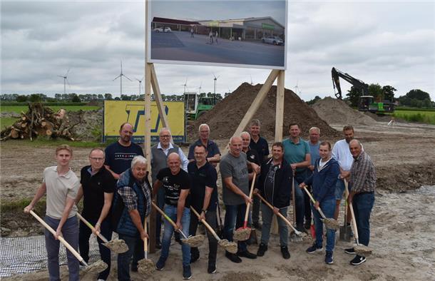 Erster Spatenstich für neuen Raiffeisen-Markt im Nordseebad Burhave Männer mit Spaten
