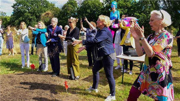 Symbolische Saatbomben: Die Akteure hoffen darauf, dass Landgarten wie Netzwerk in baldiger Zukunft Früchte tragen.