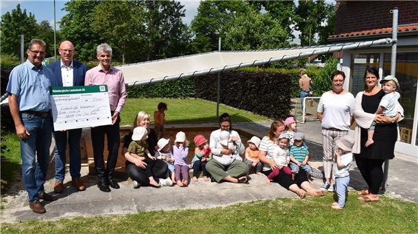 Braker Lions unterstützen Krippe des Vereins Lebenshilfe Symbolische Scheckübergabe im Garten der Krippe des Vereins Lebenshilfe in Brake mit Vertretern des Lions-Club Brake