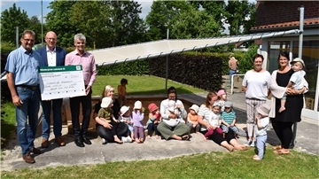 Symbolische Scheckübergabe im Garten der Krippe des Vereins Lebenshilfe in Brake mit Vertretern des Lions-Club Brake