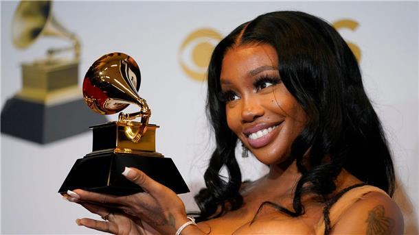 Glastonbury setzt diesmal auf Sängerinnen als Headliner SZA hält ihren Preis für die beste Pop-Duo/Gruppen-Performance für „Kiss Me More“, bei den Grammy Awards 2022. Die Sängerin tritt als Headliner bei dem diesjährigen Glastonbury Festival auf.