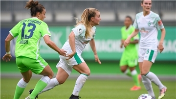 Szene aus dem Juni 2021: Bremens Ricarda Walking (Mitte) im Zweikampf mit Wolfsburgs Felicitas Rauch.