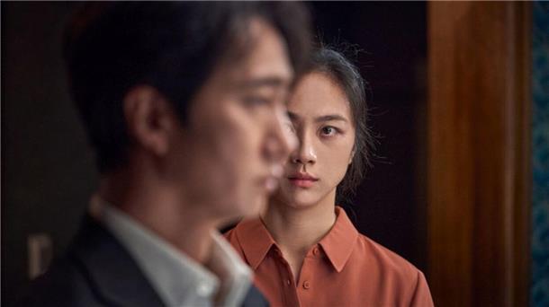 Szene aus „Die Frau im Nebel“: Obwohl er sie des Mordes verdächtigt, fühlt sich Song (Tang Wei) zu dem pflichtbewussten Polizisten Jang (Park Hae il) hingezogen.