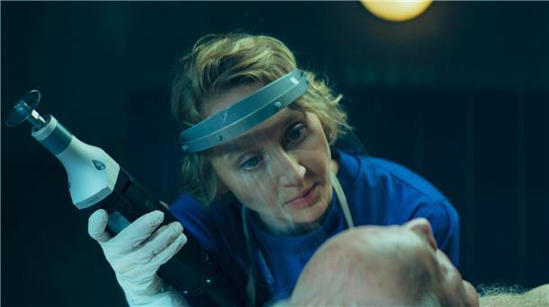 Anna Maria Mühe spielt einen Racheengel mit Knochensäge Szene der Miniserie „Die Totenfrau“: Für die Bestatterin Brunhilde Blum (Anna Maria Mühe) ist der Tod etwas Alltägliches.