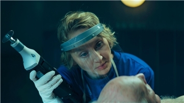 Szene der Miniserie „Die Totenfrau“: Für die Bestatterin Brunhilde Blum (Anna Maria Mühe) ist der Tod etwas Alltägliches.