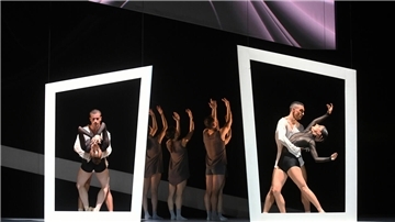 Szenenbild aus dem neuen dreiteiligen Ballettabend „Seelen“ am Stadttheater Bremerhaven: Hier aus der Uraufführung von Ballettdirektor Alfonso Palencias Choreografie „Anima“ 