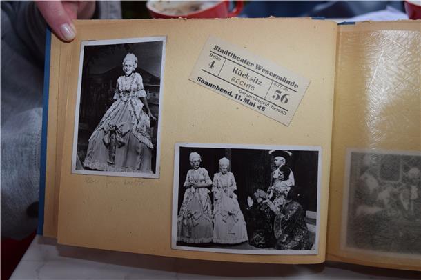 Historische Bildzeugnisseeiner großen Bühnenleidenschaft Szenenbilder von Aufführungen wie dieser sowie Eintrittskarten klebte Jutta Gaudig sorgsam in ihr Theater-Album.